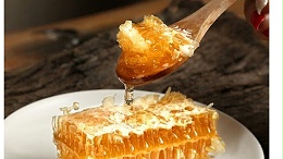 现在，市场上有很多人声称自己的蜂蜜是成熟蜜？难道蜂蜜还有未成熟蜂蜜和成熟蜜之分吗？鸿香源小编今天就科普下，什么是成熟蜜，从花蜜到成熟蜂蜜需要多长时间？