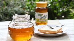 如何判断一款蜂蜜的新鲜度，可以参考羟甲基糠醛和淀粉酶这2个指标。因为蜂蜜在加工和贮藏过程中，羟甲基糠醛和淀粉酶的含量会发生变化,影响到蜂蜜的风味和品质。淀粉酶值越高, 羟甲基糠醛含量越低,蜂蜜新鲜度较好。